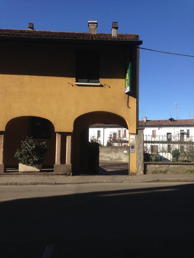 Albergo Della Corona Binasco Exterior foto